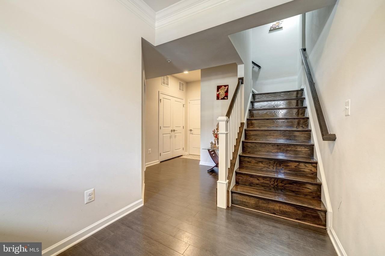 22489 Naugatuck Sq - Photo 5 of 36