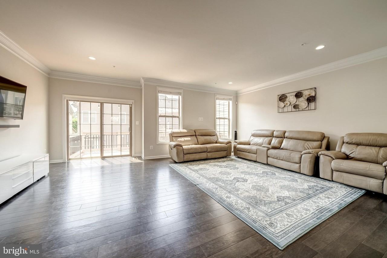 22489 Naugatuck Sq - Photo 6 of 36