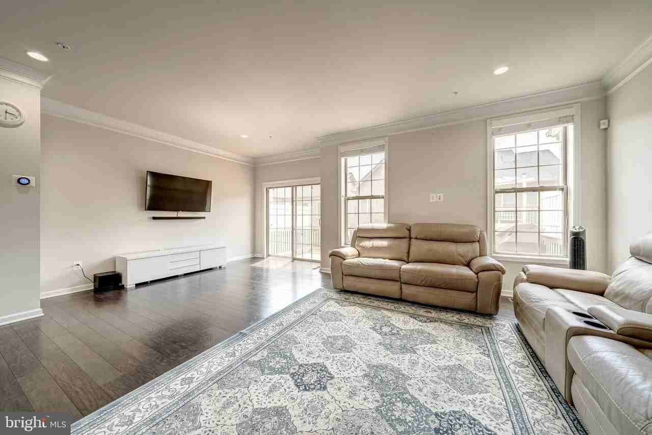22489 Naugatuck Sq - Photo 7 of 36
