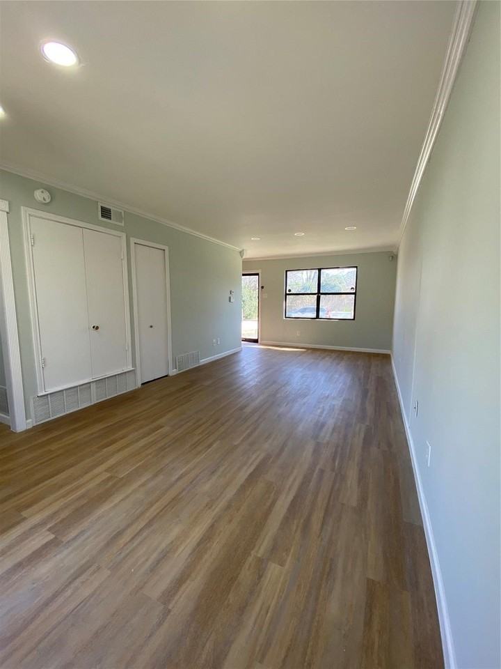 2859 Linhaven Dr - Photo 4 of 10