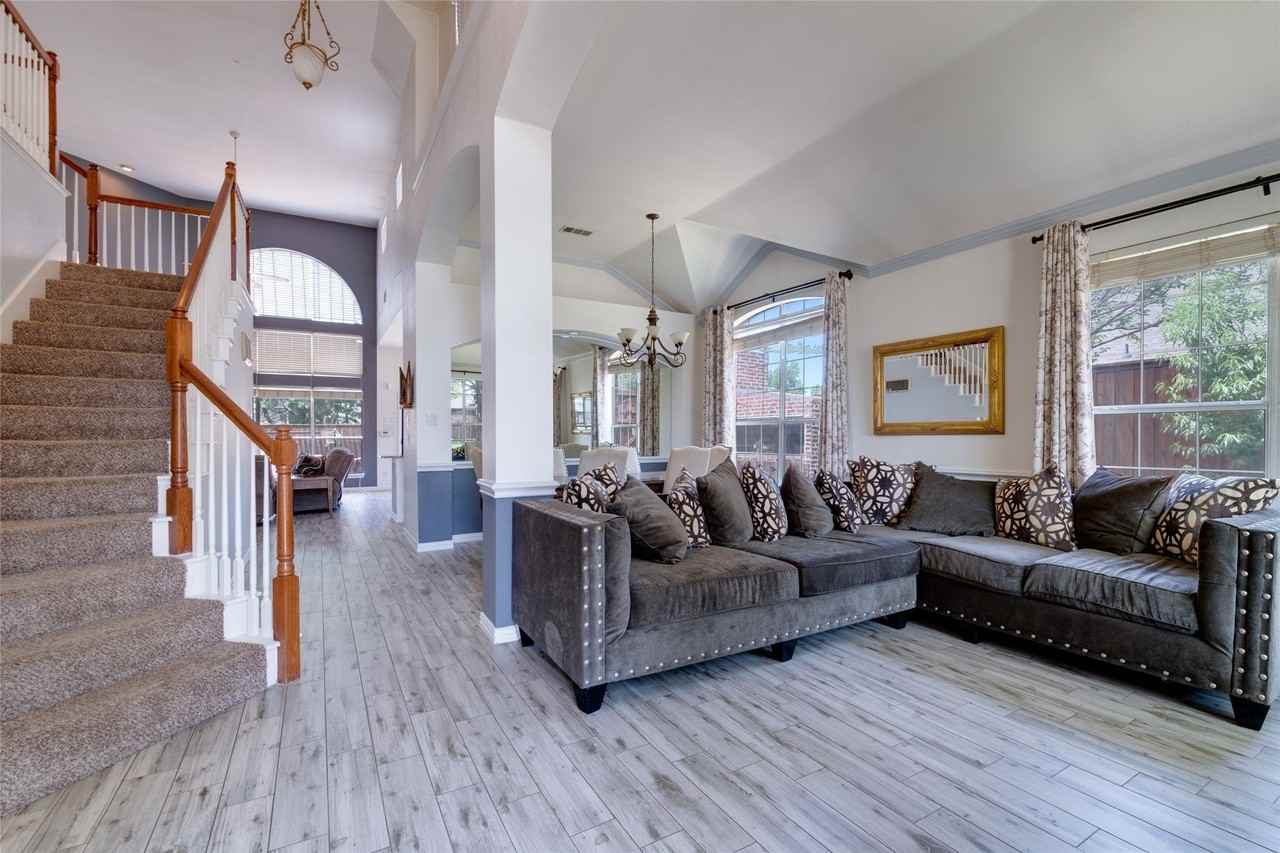 11761 Waterford Ln - Photo 2 of 30