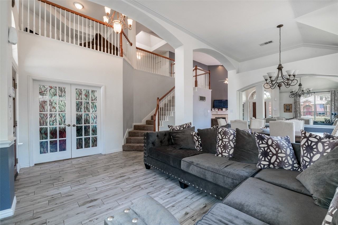 11761 Waterford Ln - Photo 4 of 30