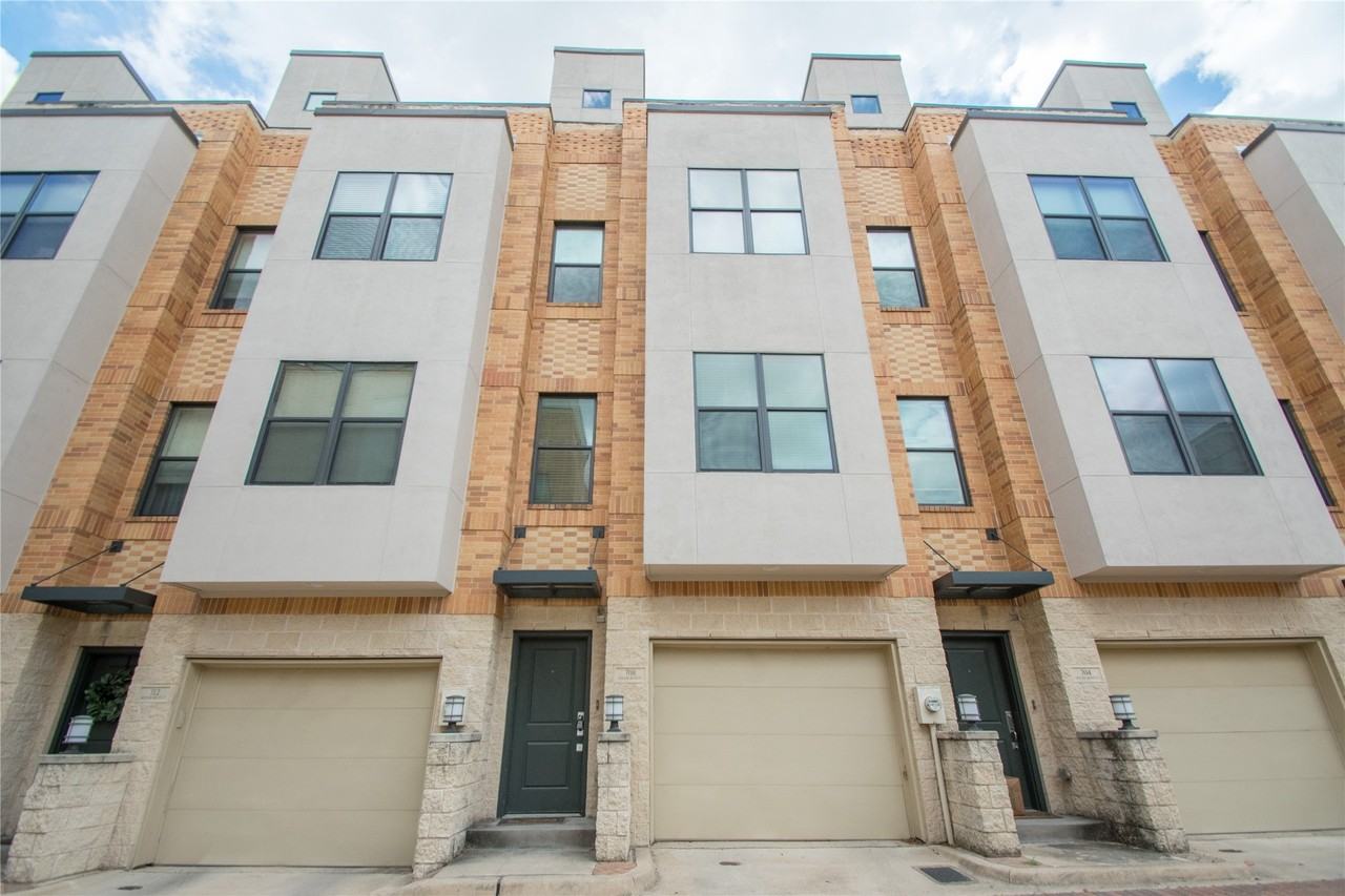 708 Skyline Bluff Ct