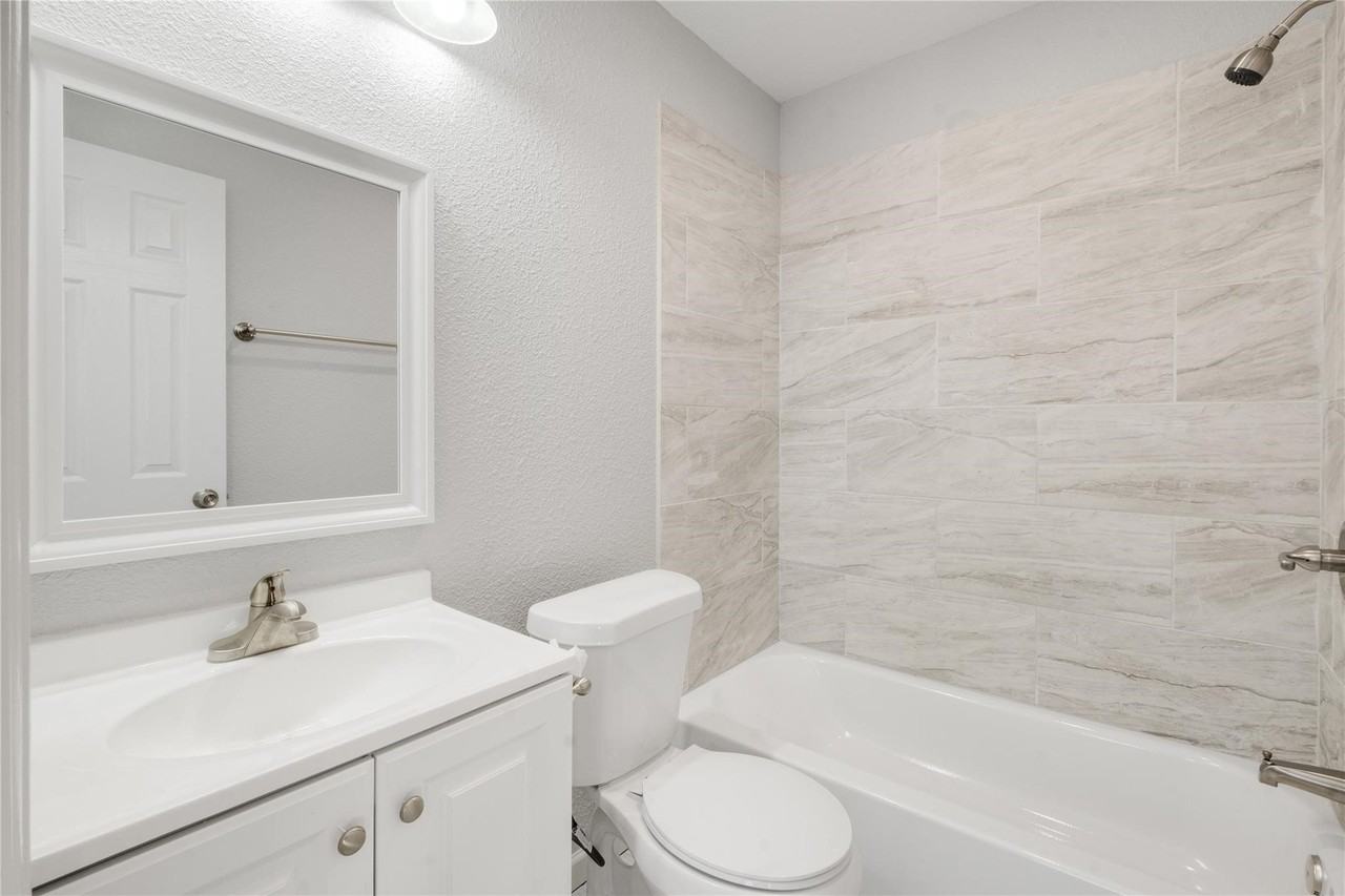 1227 Wilbur St - Photo 3 of 5