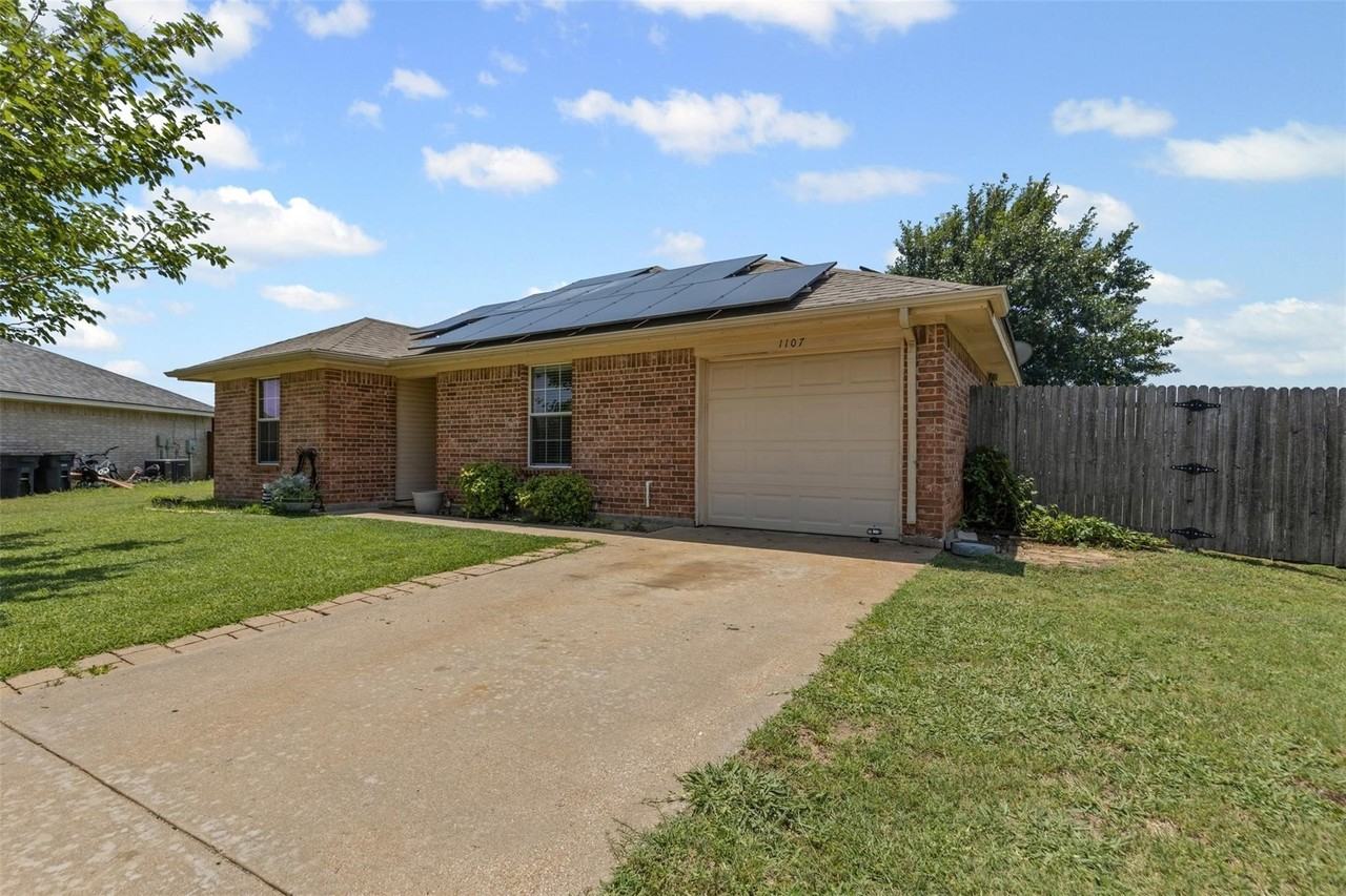 1107 Lynnwood Ct - Photo 3 of 40