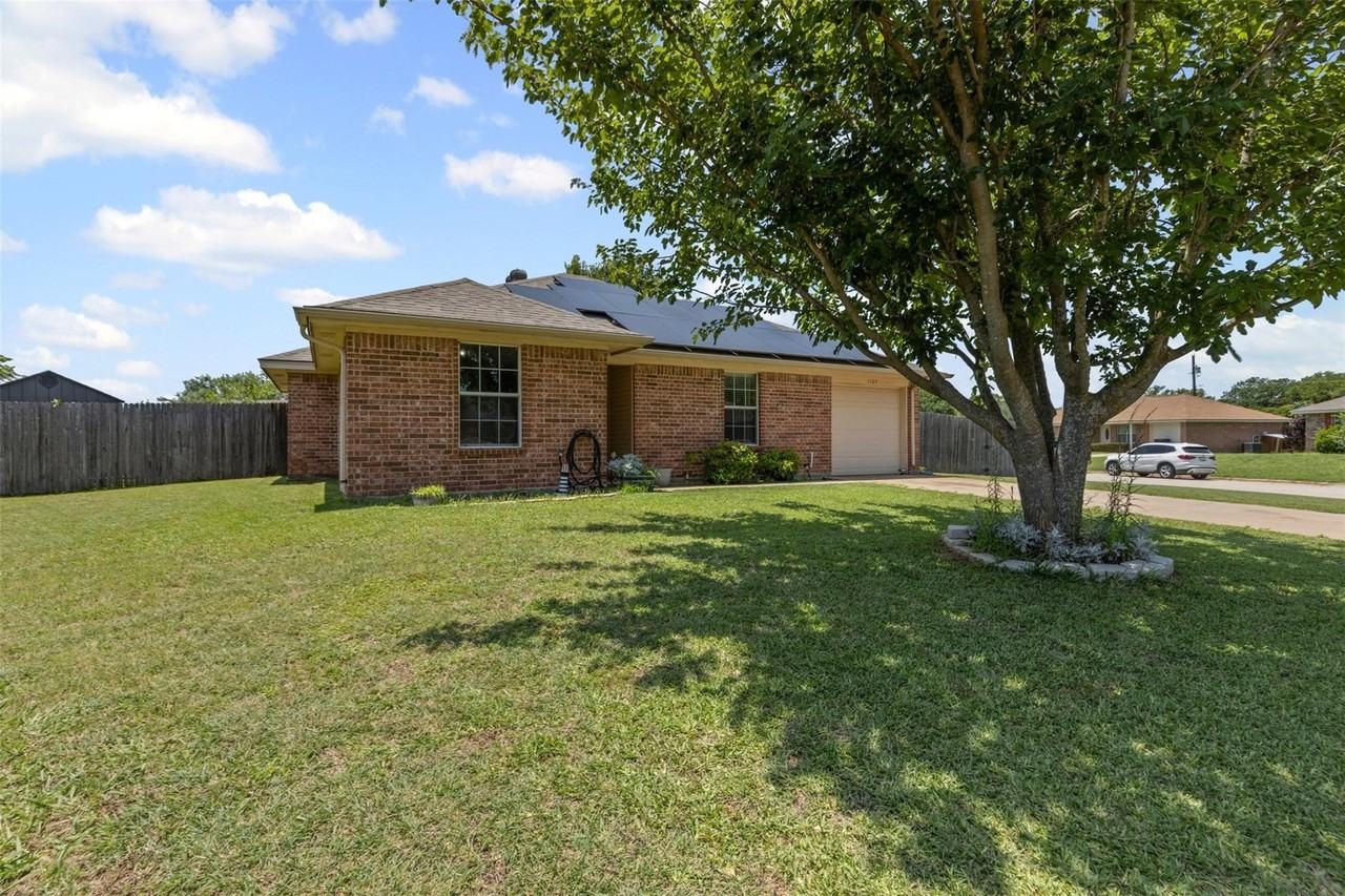 1107 Lynnwood Ct - Photo 4 of 40