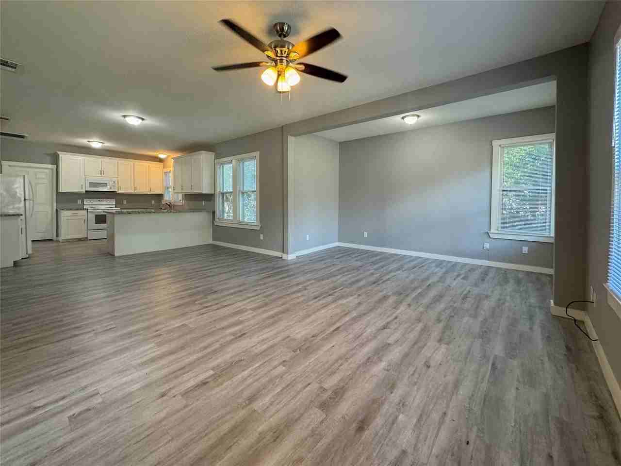2109 N Elm St - Photo 5 of 33