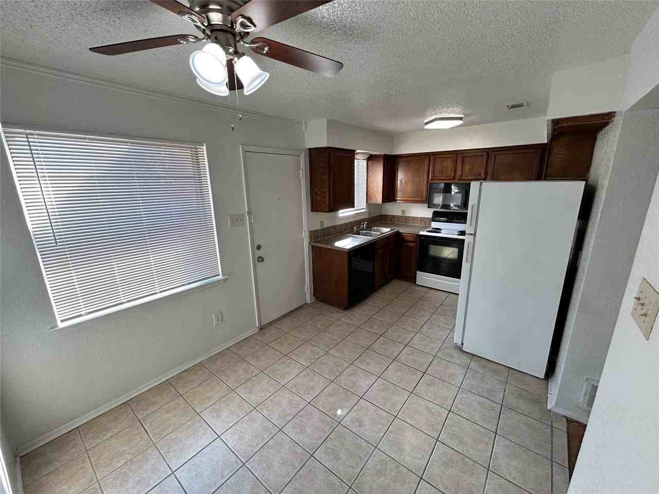 3006 W Sycamore Cir - Photo 4 of 16