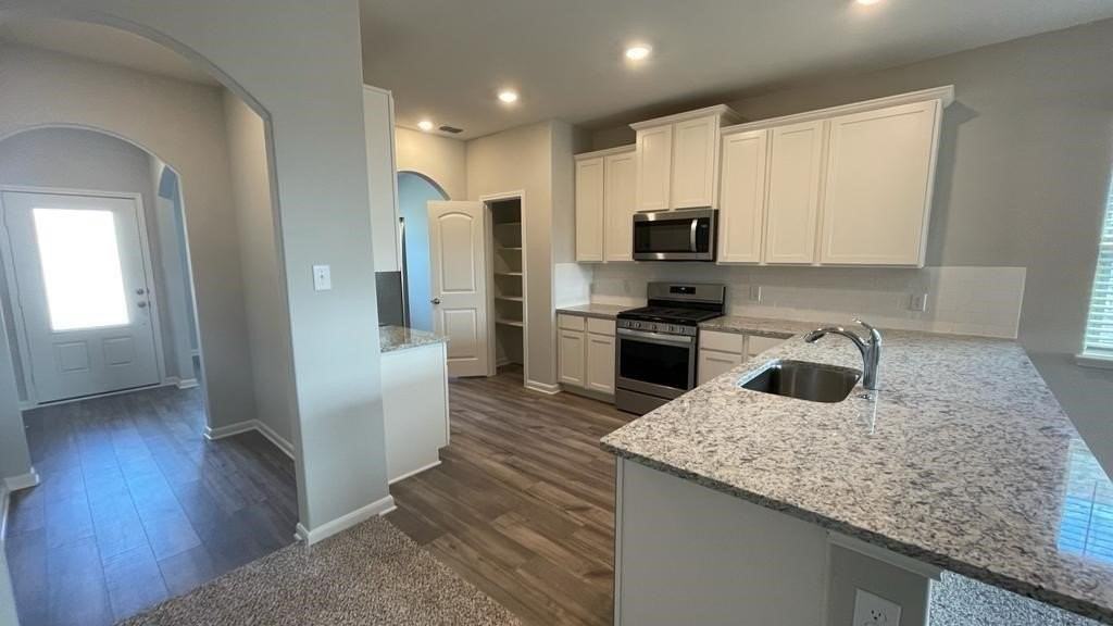 137 Emma Dr - Photo 4 of 40