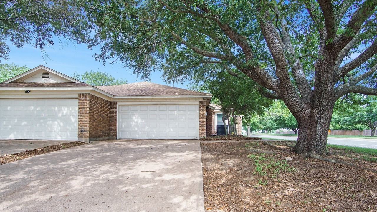 7600 Silveridge Dr - Photo 2 of 24