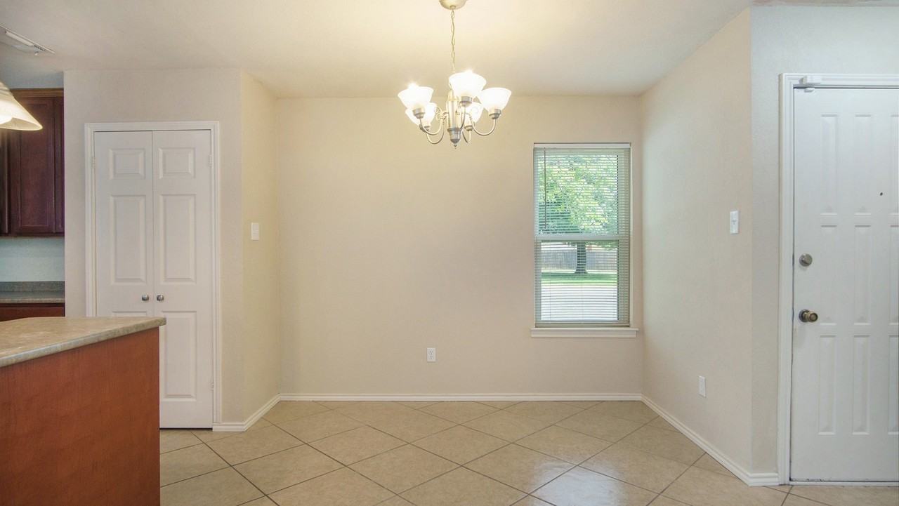 7600 Silveridge Dr - Photo 3 of 24