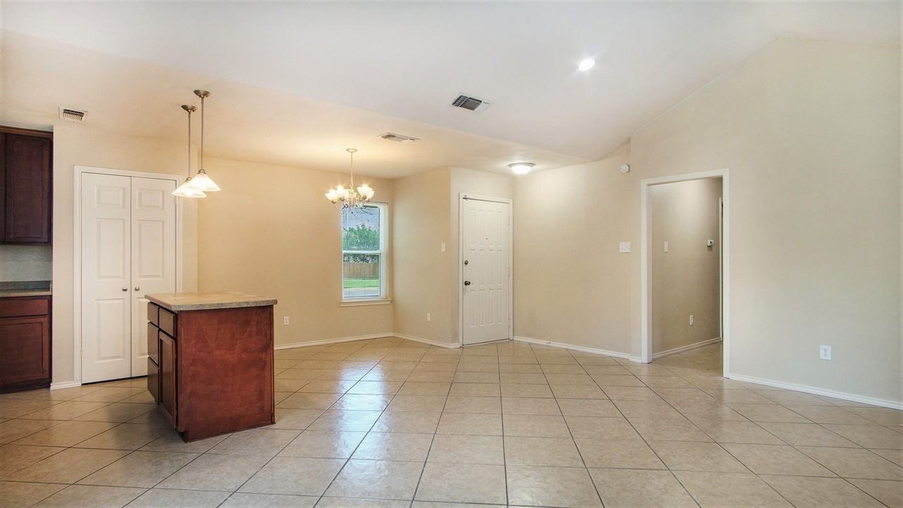 7600 Silveridge Dr - Photo 4 of 24