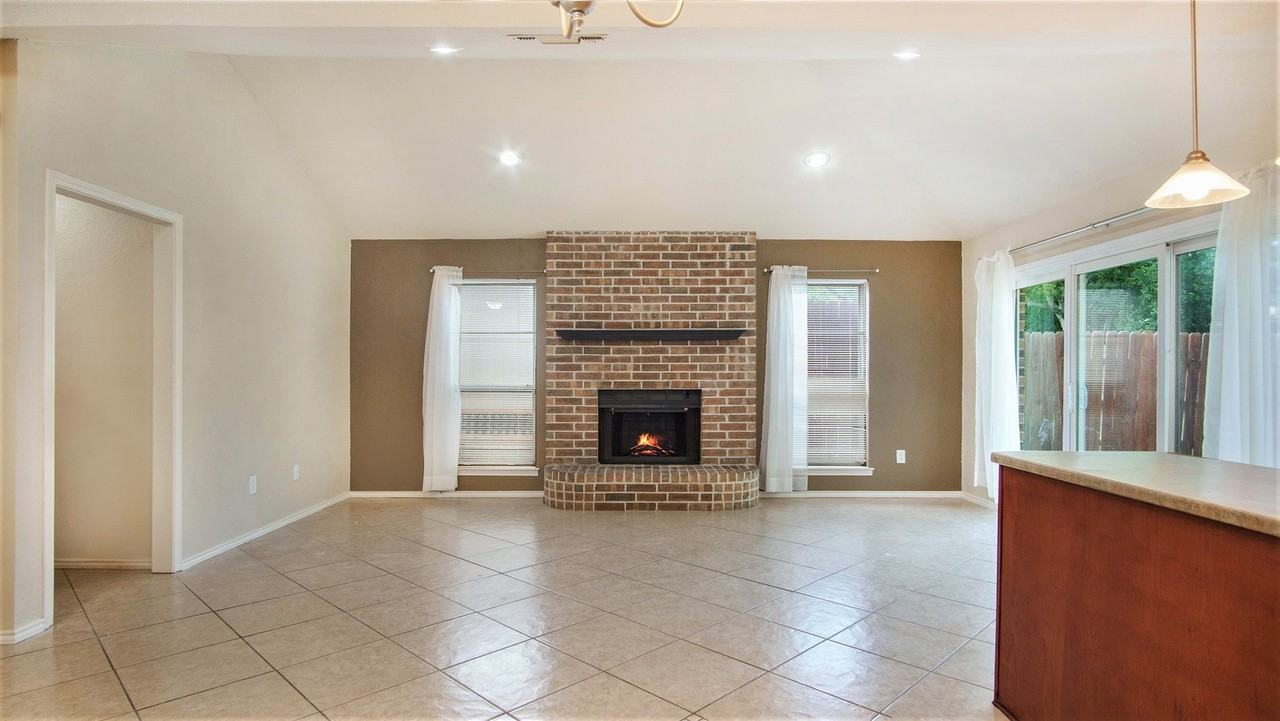 7600 Silveridge Dr - Photo 6 of 24