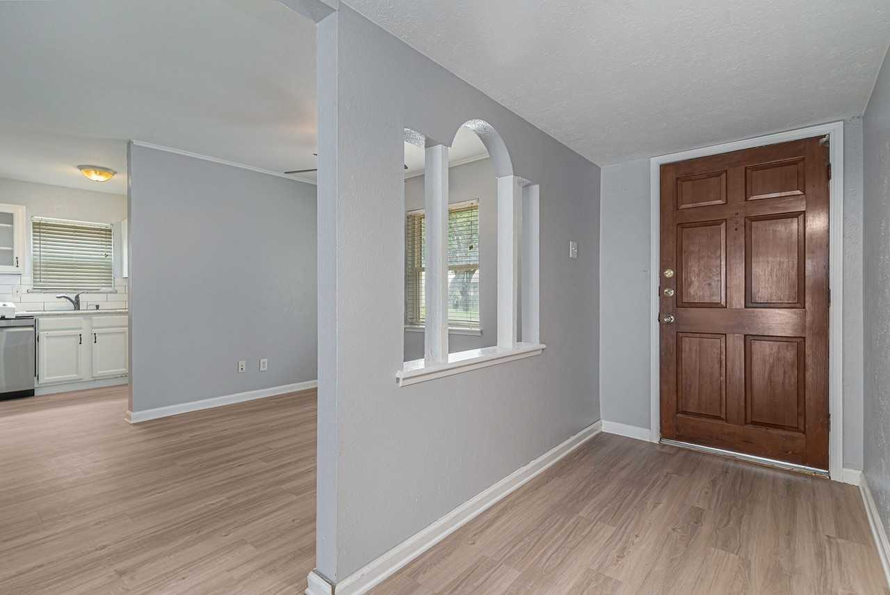 1822 Chamberlain Dr - Photo 4 of 23