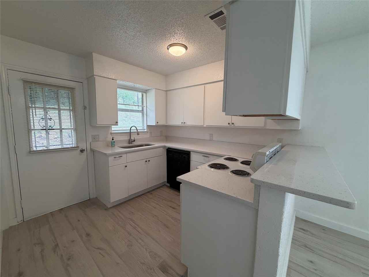 2600 Nw 21st St - Photo 3 of 10