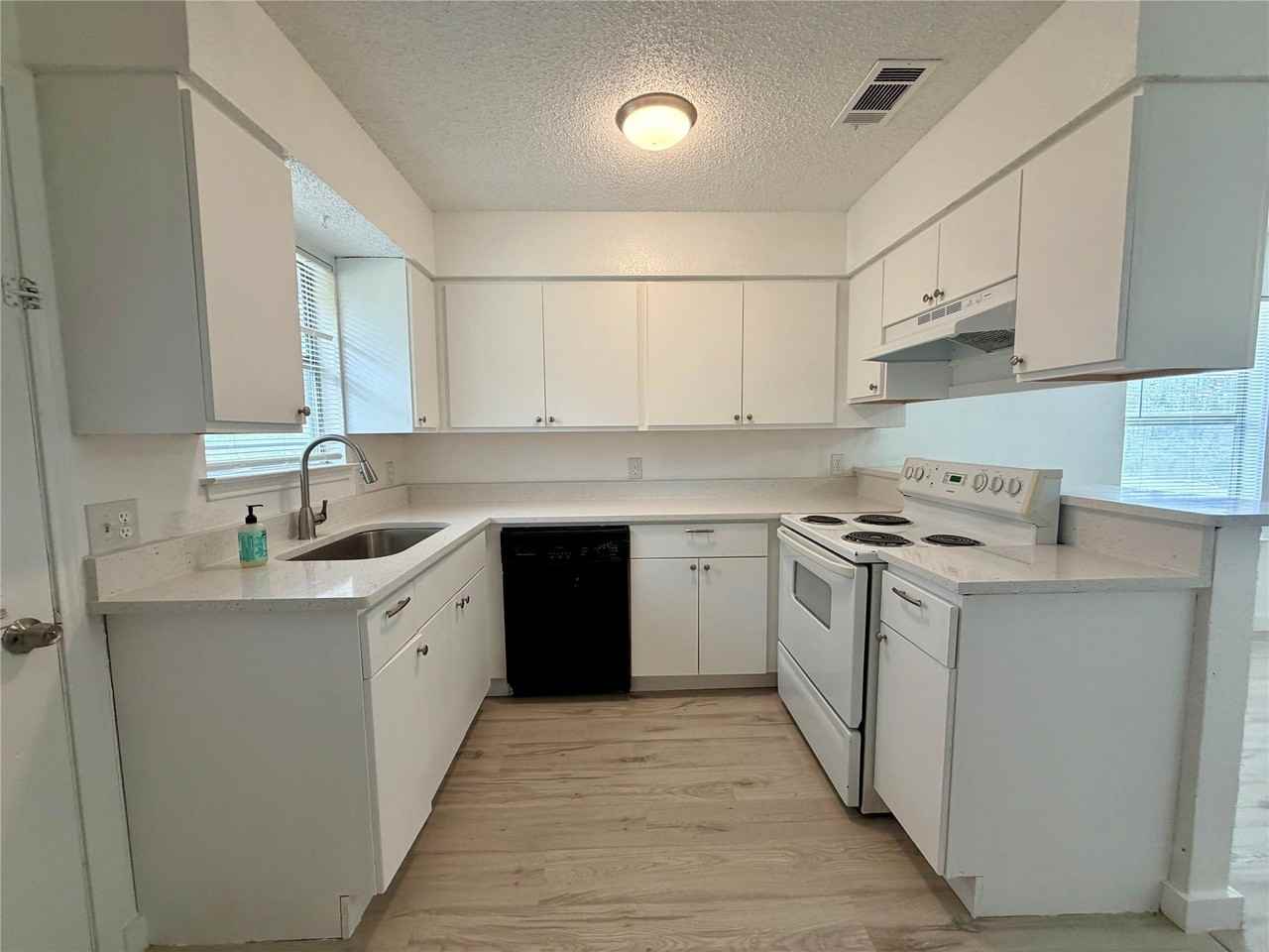 2600 Nw 21st St - Photo 4 of 10