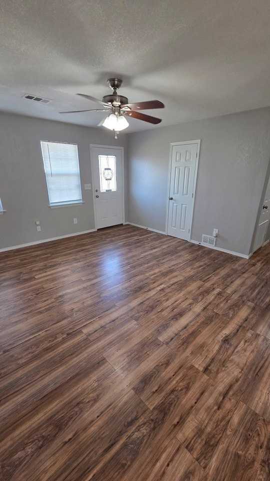 600 Pacific St E - Photo 5 of 23