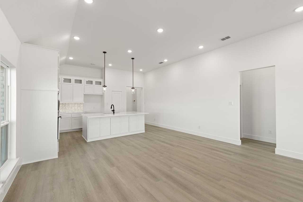 6221 Lake Brook Dr - Photo 4 of 17