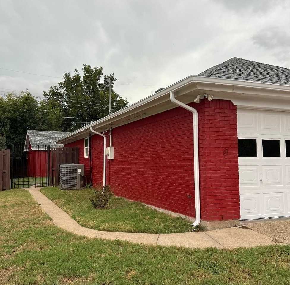 1500 Hyde Park Blvd - Photo 2 of 22