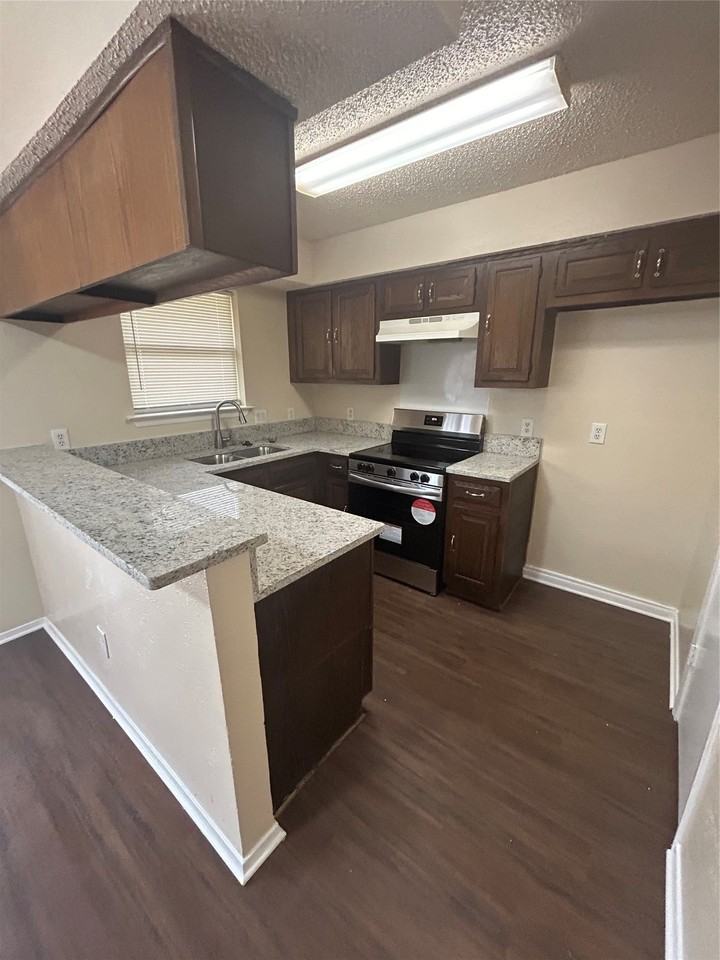 1105 Saturn Dr - Photo 3 of 13