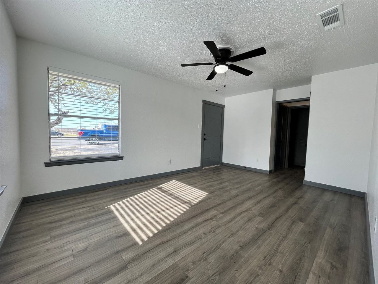 2526 Louise St #A - Photo 3 of 14