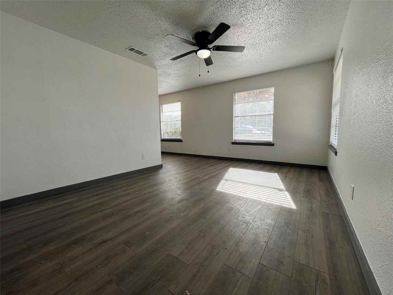 2526 Louise St #A - Photo 4 of 14