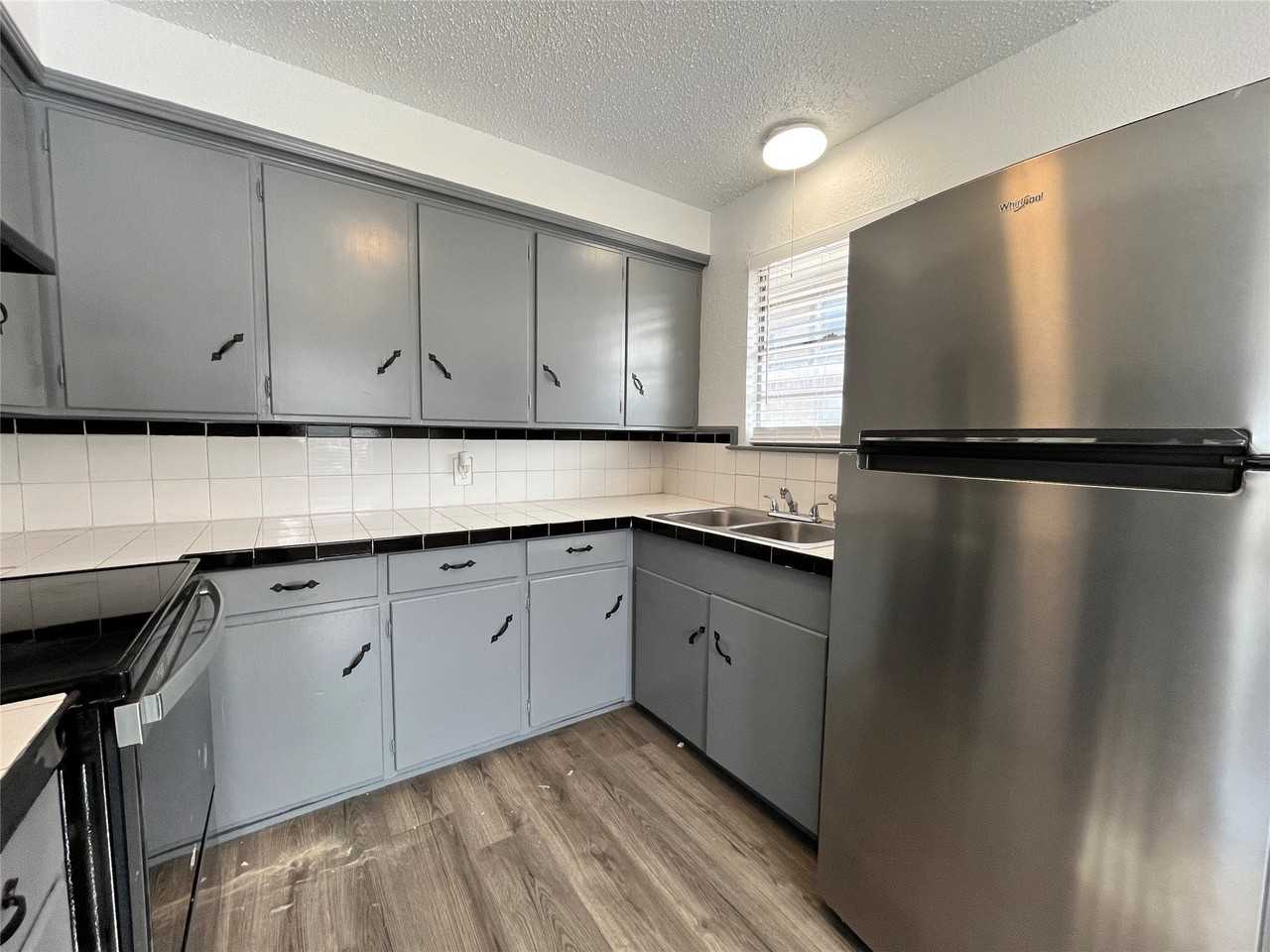 2526 Louise St #A - Photo 5 of 14