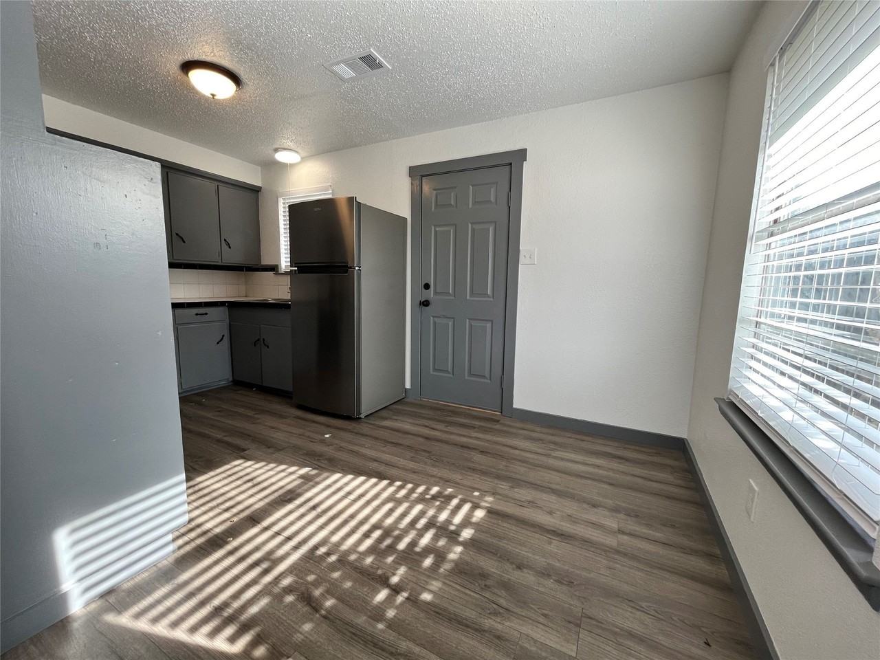2526 Louise St #A - Photo 7 of 14