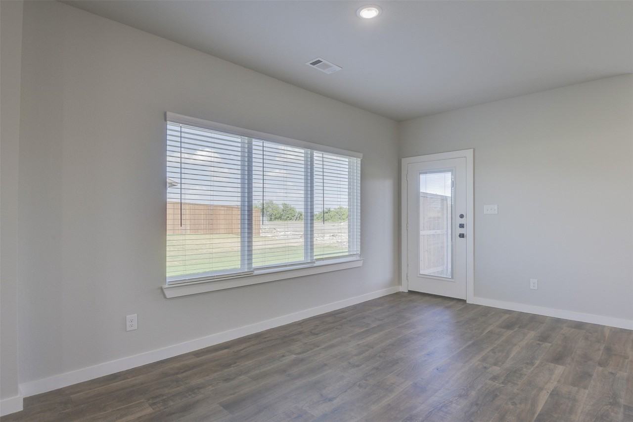 4240 Clovis Ct - Photo 5 of 19