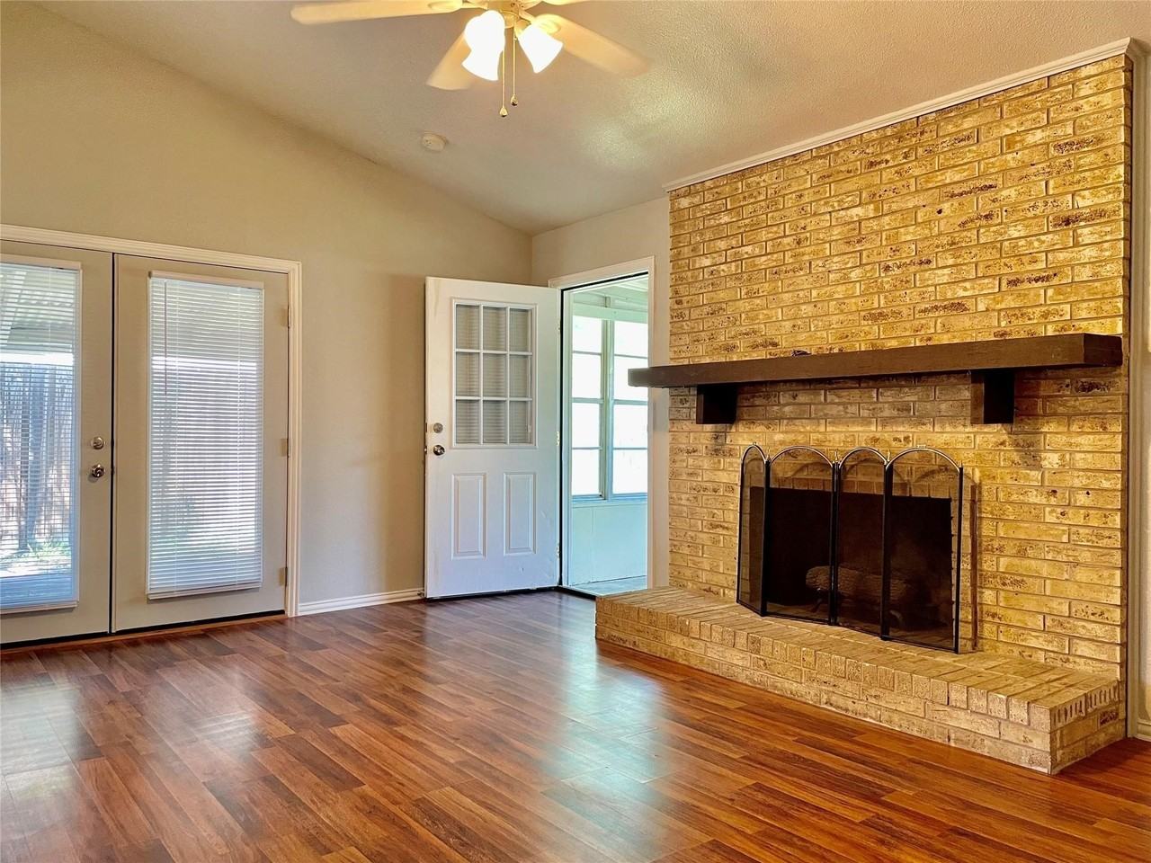 4726 Oakwood Dr - Photo 5 of 17