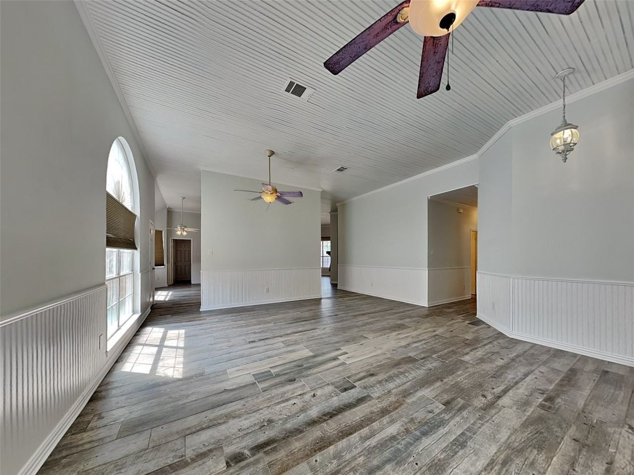 7513 Silverthorn Dr - Photo 2 of 15