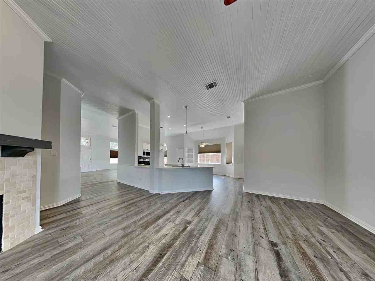 7513 Silverthorn Dr - Photo 3 of 15