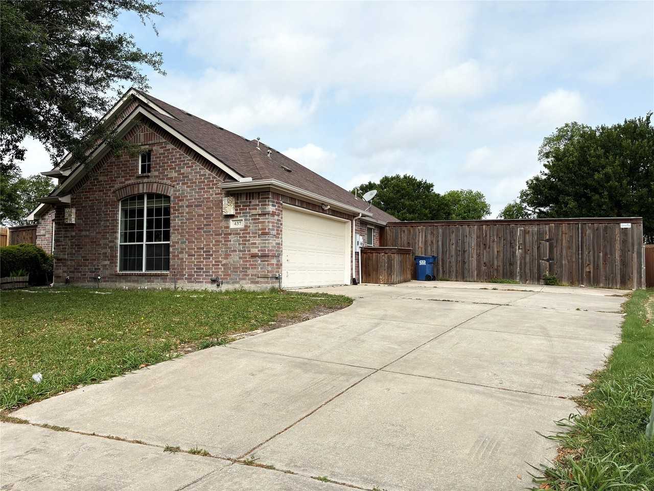 437 Carver Dr - Photo 2 of 28
