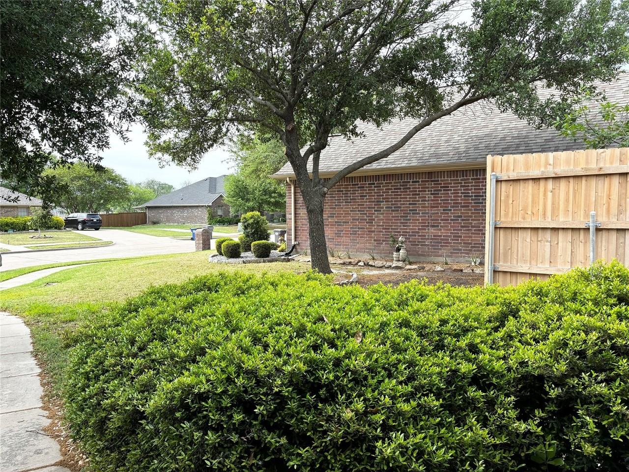 437 Carver Dr - Photo 3 of 28
