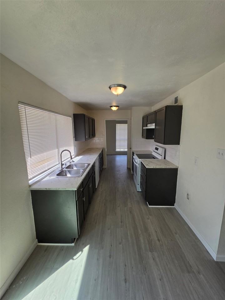 9804 Sophora Cir - Photo 3 of 12