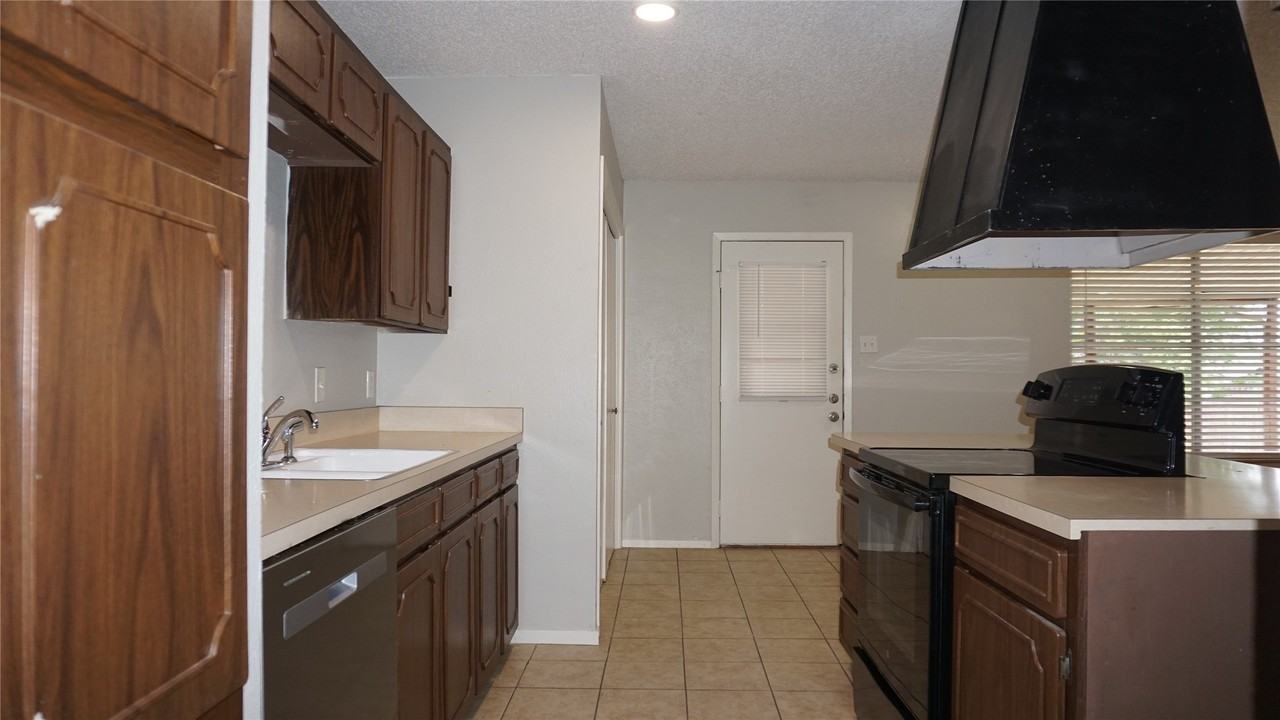 9904 Runnymeade Pl - Photo 5 of 14