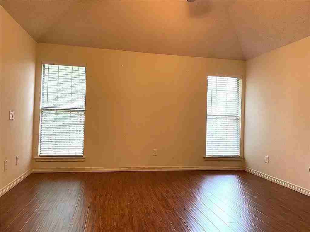 10079 Cambridge Dr - Photo 5 of 9