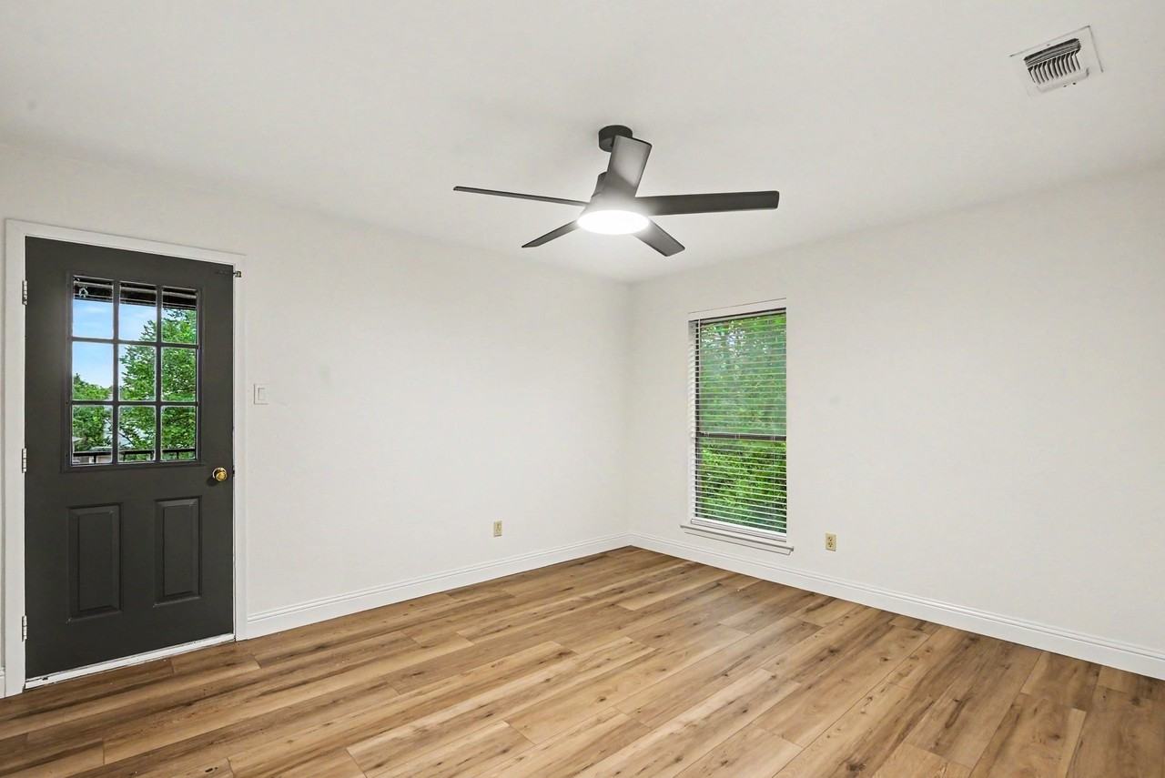 2101 Mistletoe Ave - Photo 2 of 24
