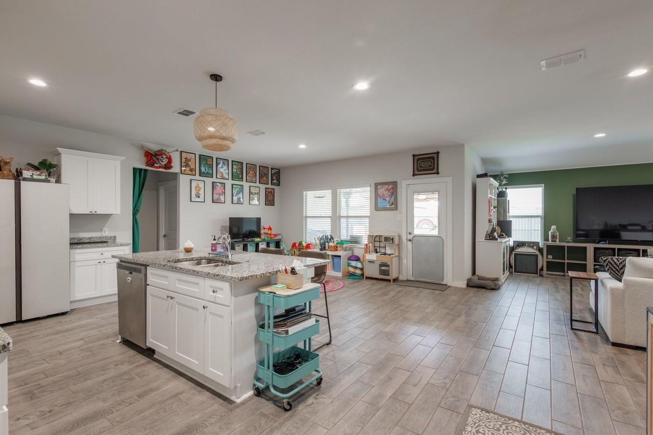 6931 Journey Ln - Photo 2 of 36