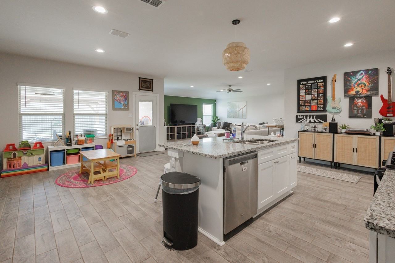 6931 Journey Ln - Photo 3 of 36