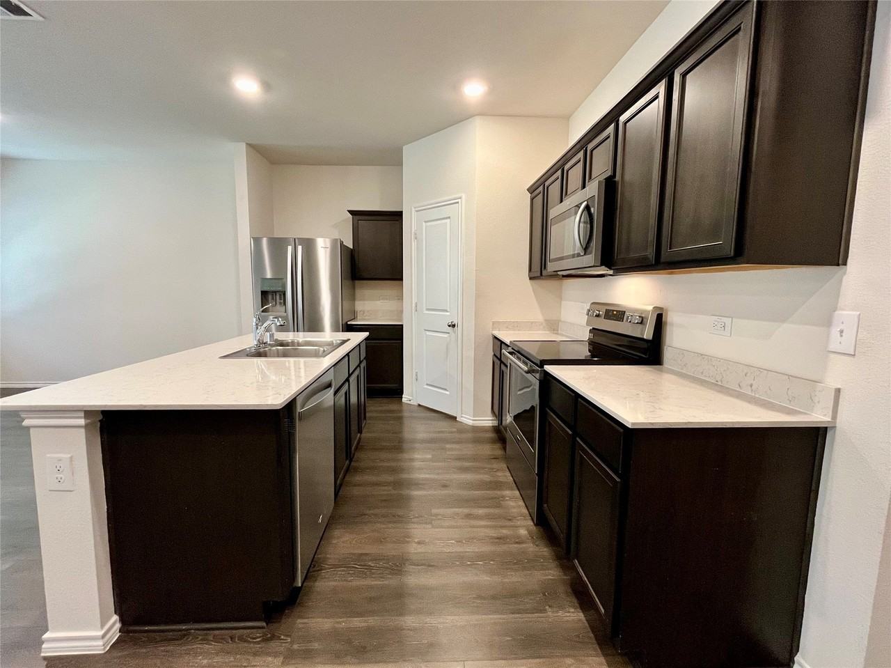 2304 Lattimore St - Photo 3 of 27
