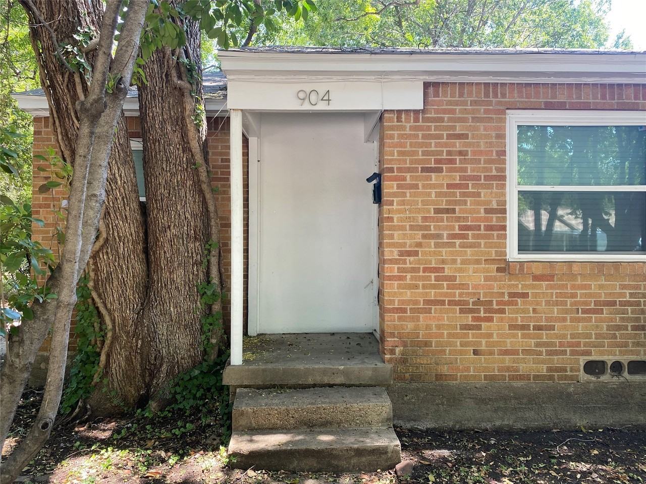 904 Denton St