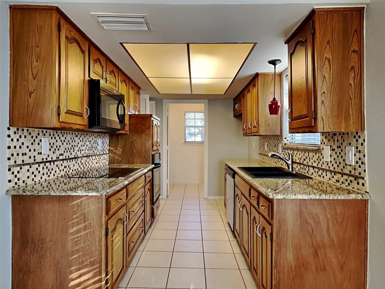 1920 Oakbluff Dr - Photo 4 of 22
