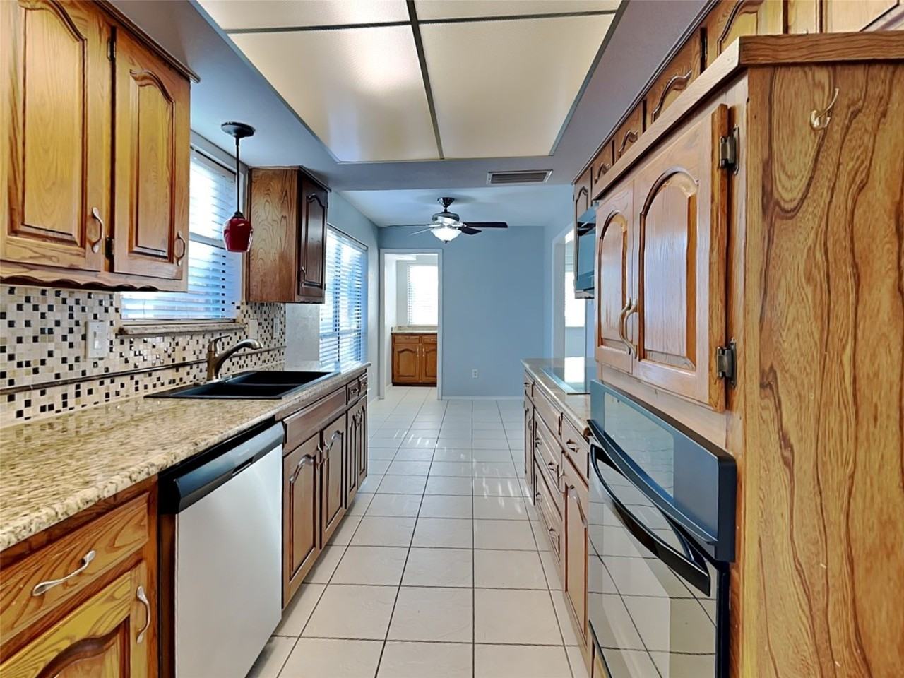 1920 Oakbluff Dr - Photo 5 of 22
