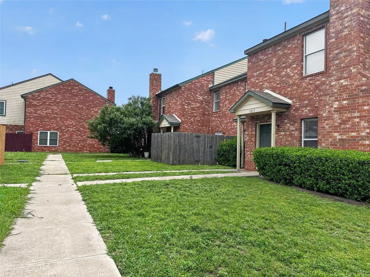 3211 Roundtree Ln