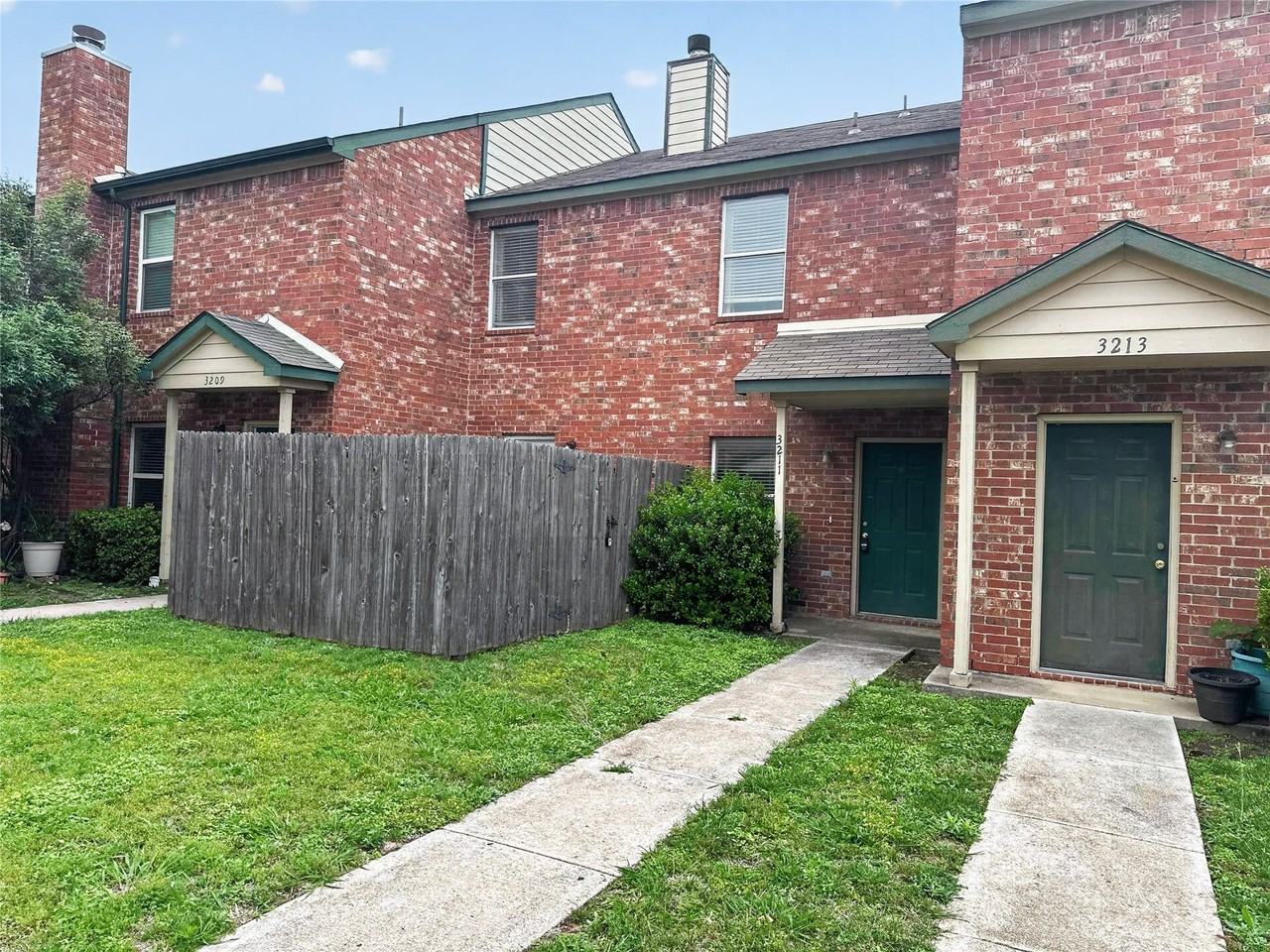 3211 Roundtree Ln - Photo 2 of 25