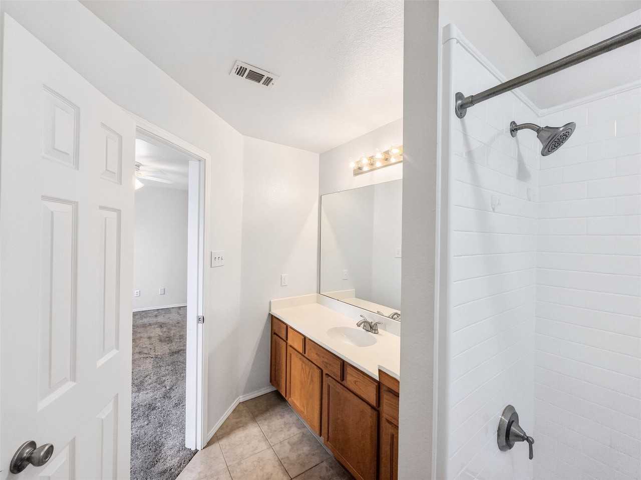 3211 Roundtree Ln - Photo 4 of 25
