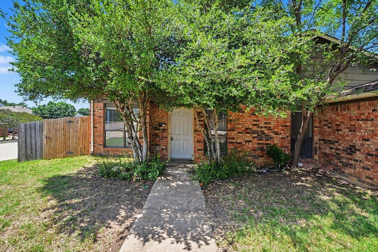 2201 Jackson Cir - Photo 3 of 31