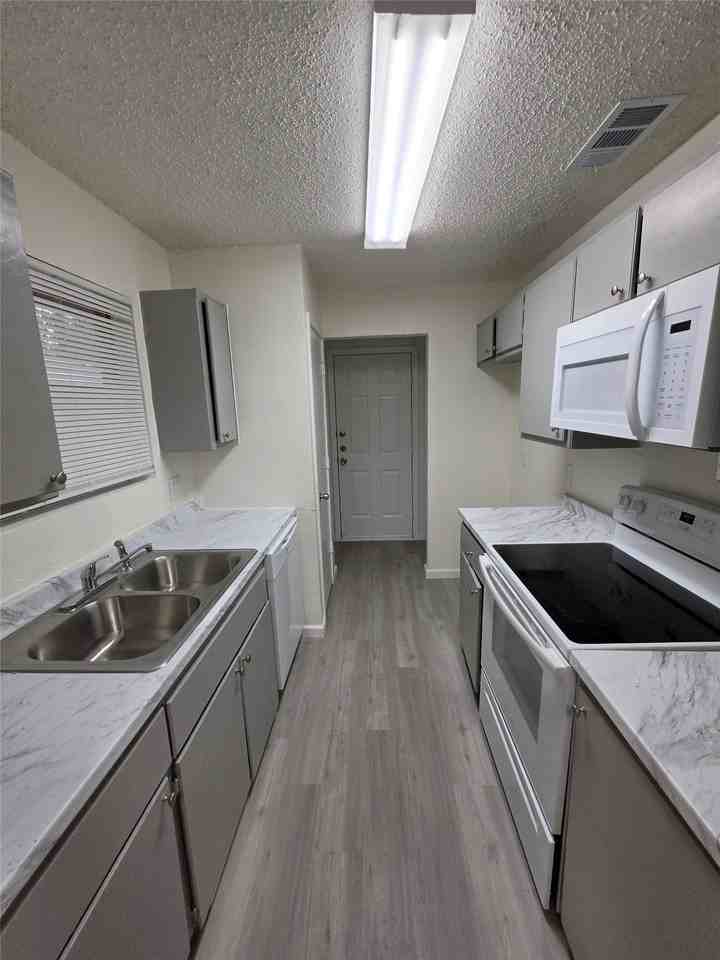 1614 Windsong Ln - Photo 3 of 7