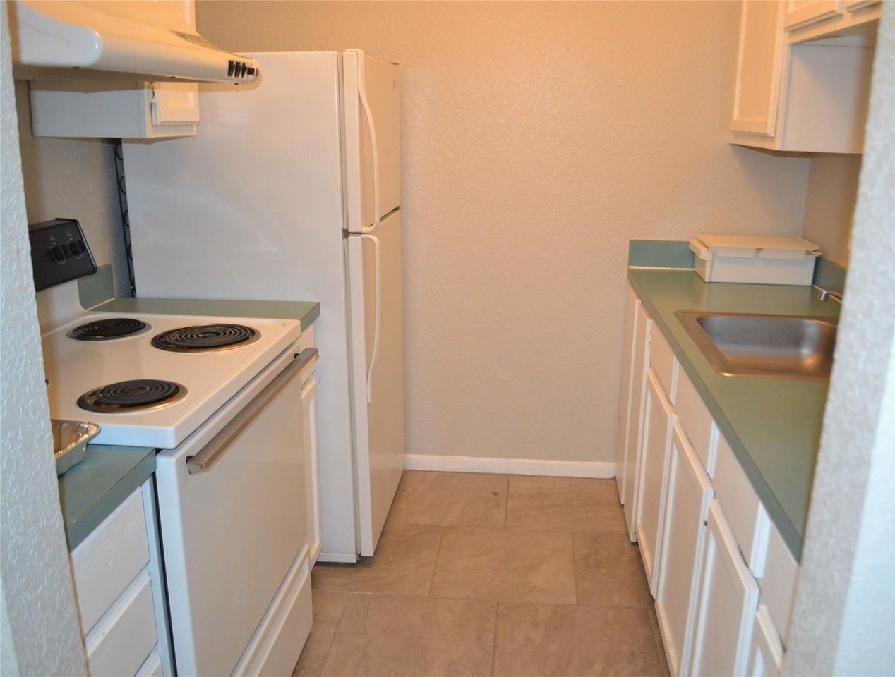 701 W Sycamore St #305 - Photo 4 of 5